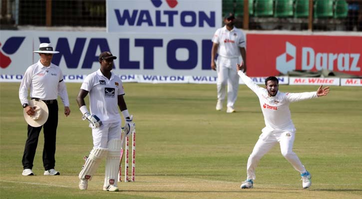 ৪ উইকেট নিয়েও স্বস্তিতে নেই বাংলাদেশ
